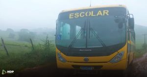 Ônibus Escolar fica atolado na estrada de Cana Brava em Terra Nova e precisa ser guinchado