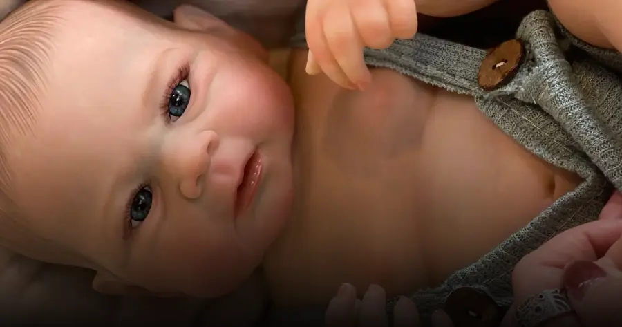 ‘Mãe reborn’ que exigia licença-maternidade é condenada a pagar o processo, mas a conta cai no nosso bolso